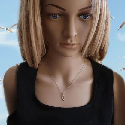 Christenfisch-Kette mit Gravurplatte im Alltag getragen, stilvoll und dezent.