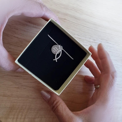Christliche Kette mit einem kleinen Fischanhänger in einer Geschenkbox