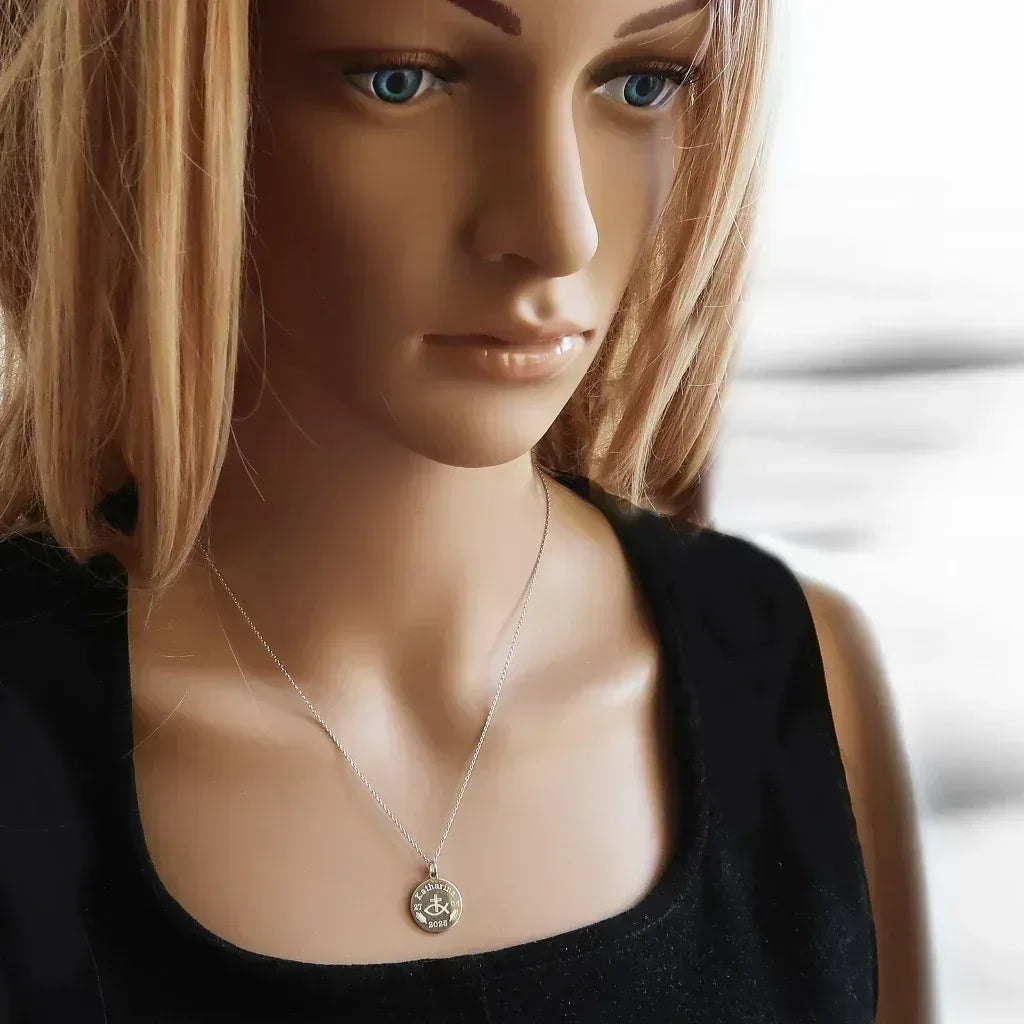 Eine Frau trägt eine personalisierte christliche Jugendkette aus 925 Silber mit Gravurplatte 
