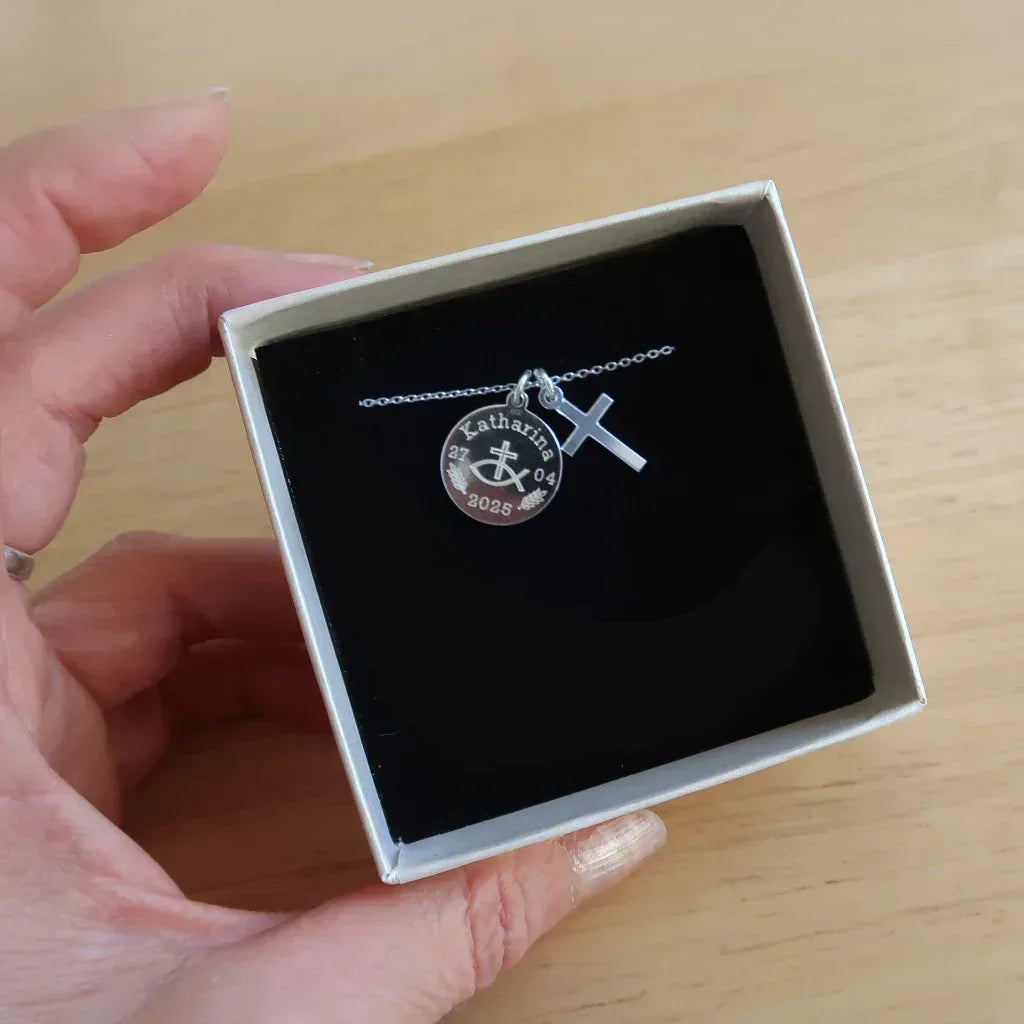 Christliche Halskette in einer Geschenkbox