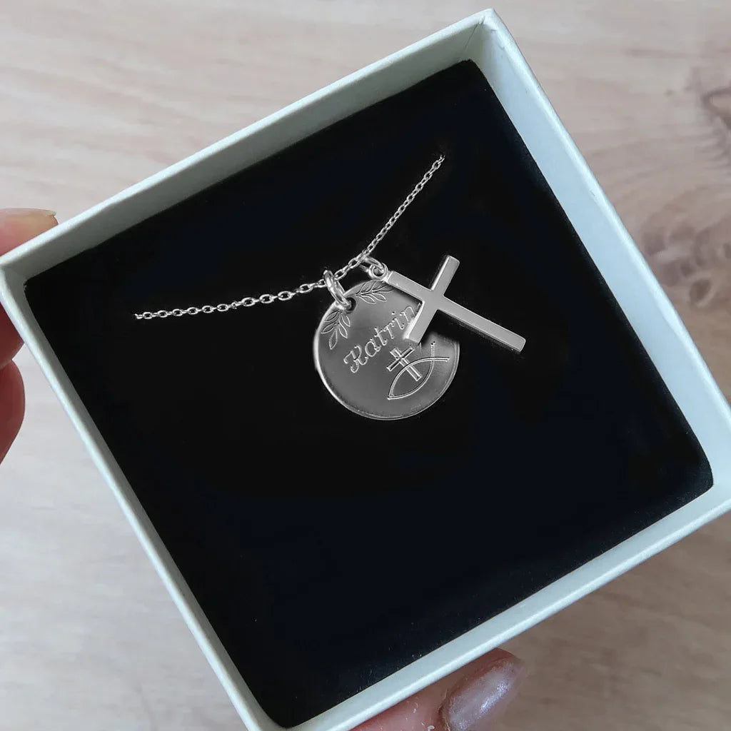 Kreuzkette komplett: Gravurplatte und Kreuz in einer Geschenkbox. 