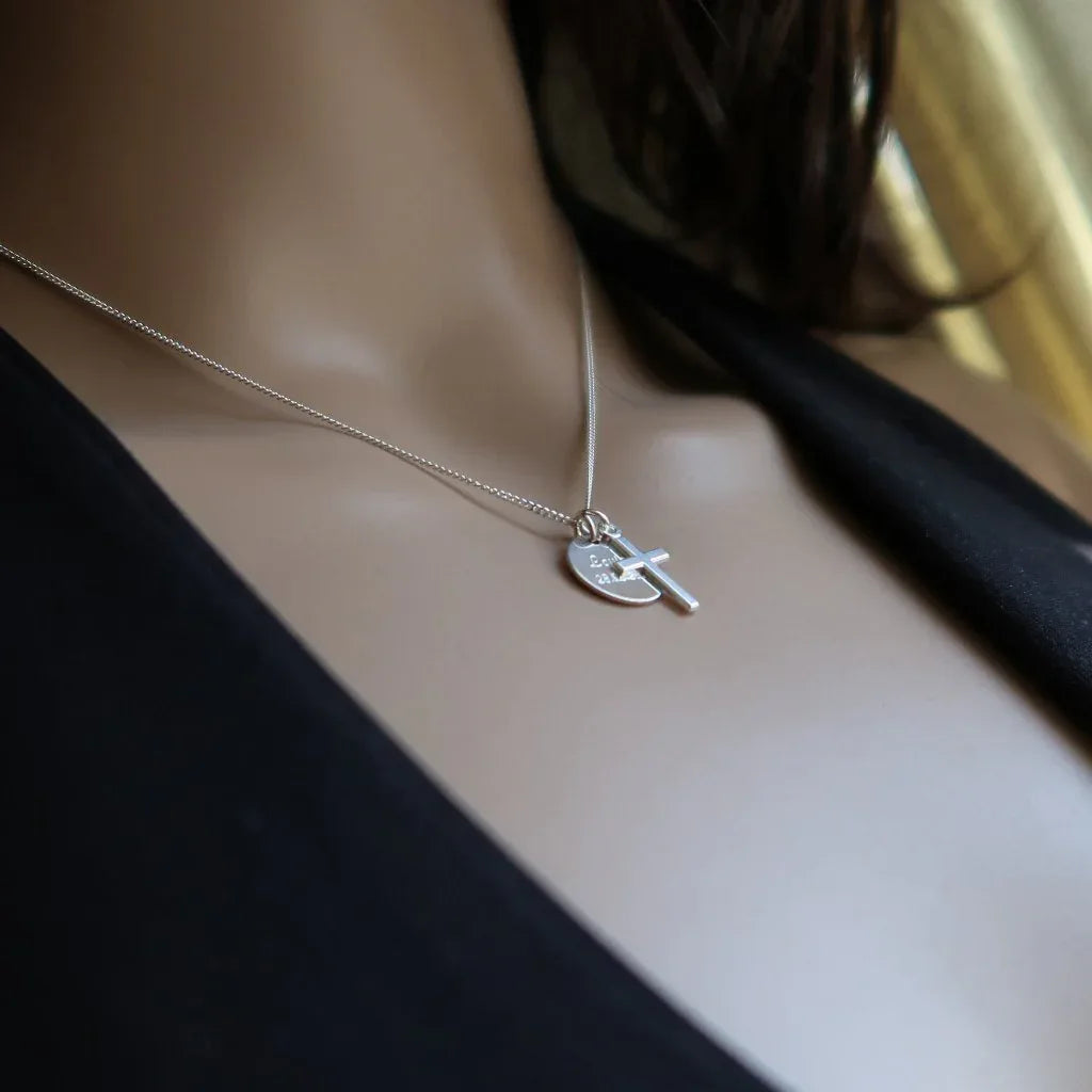 Kleiner Kreuzanhänger mit Gravurplatte – Kette - Personalisiertes Geschenk zur Taufe, Kommunion & Firmung - Latigga