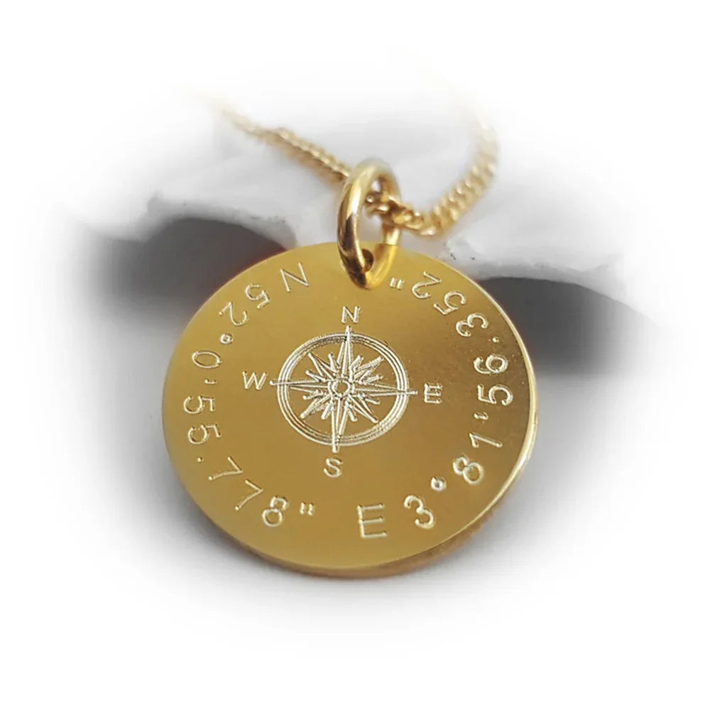 Kompass Anhänger mit Gravur für Damen | Koordinaten, Zitate | Vergoldete Halskette - Latigga