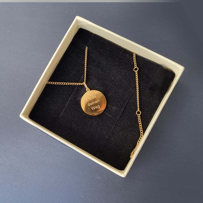 Rückseite einer Kompass-Kette aus vergoldetem Edelstahl mit persönlicher Gravur in einer Geschenkbox