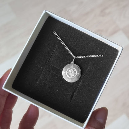 Kompass Halskette mit graviertem Anhänger in einer Geschenkbox.