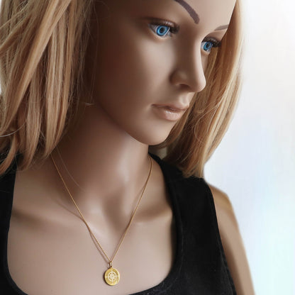 Frau trägt eine vergoldete Edelstahl-Kette mit Kompassmotiv (Design 1)