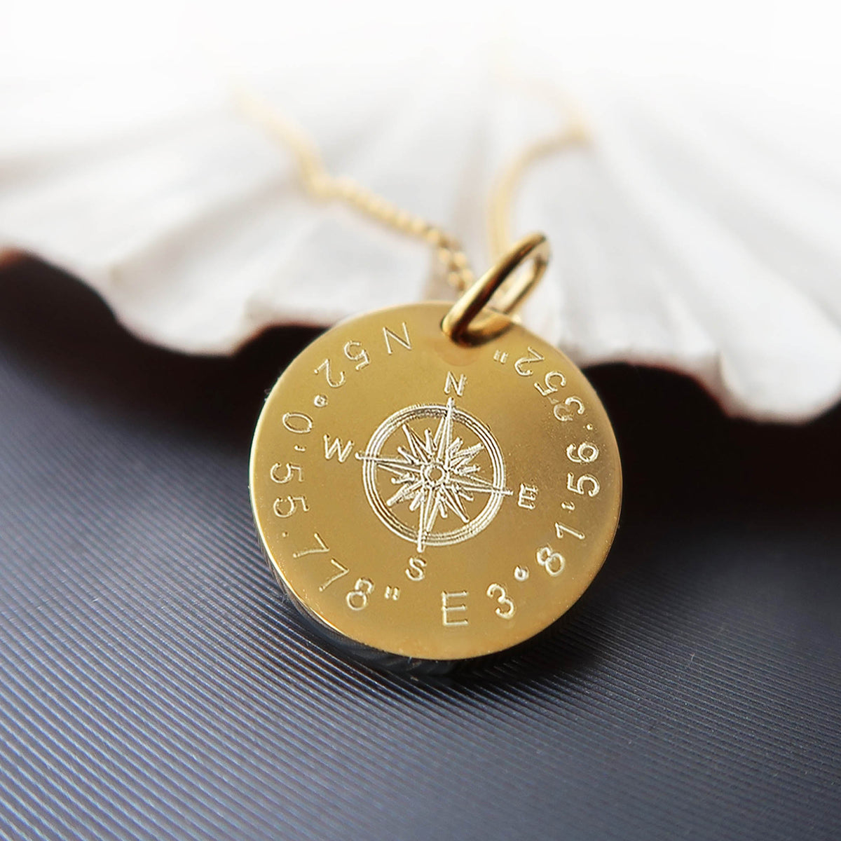 Personalisierte Kompass Kette aus vergoldetem Edelstahl mit Koordinaten Gravur