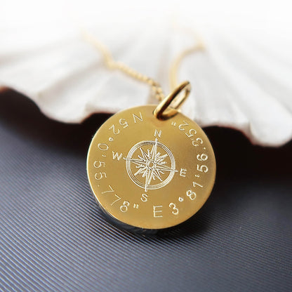Personalisierte Kompass Kette aus vergoldetem Edelstahl mit Koordinaten Gravur