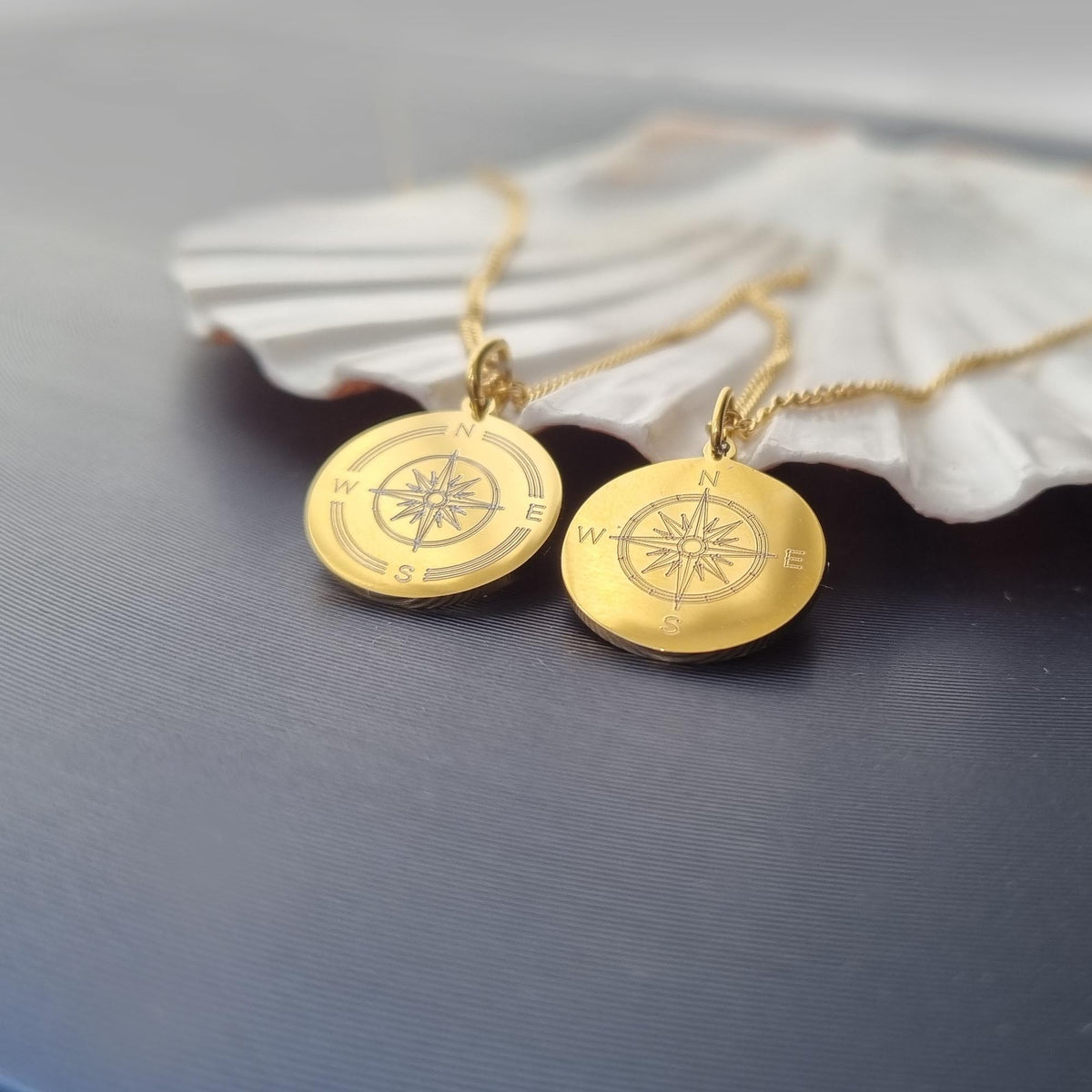 Zwei Anhänger mit Kompassmotiv in Gold