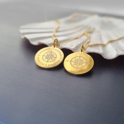 Zwei Anhänger mit Kompassmotiv in Gold