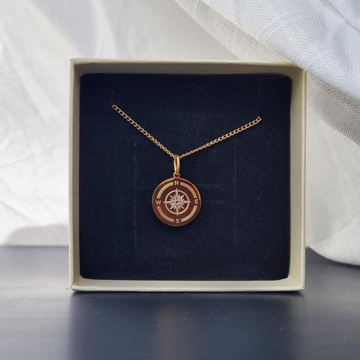 Vergoldete Kompass Kette in einer Geschenkbox (Design 2)