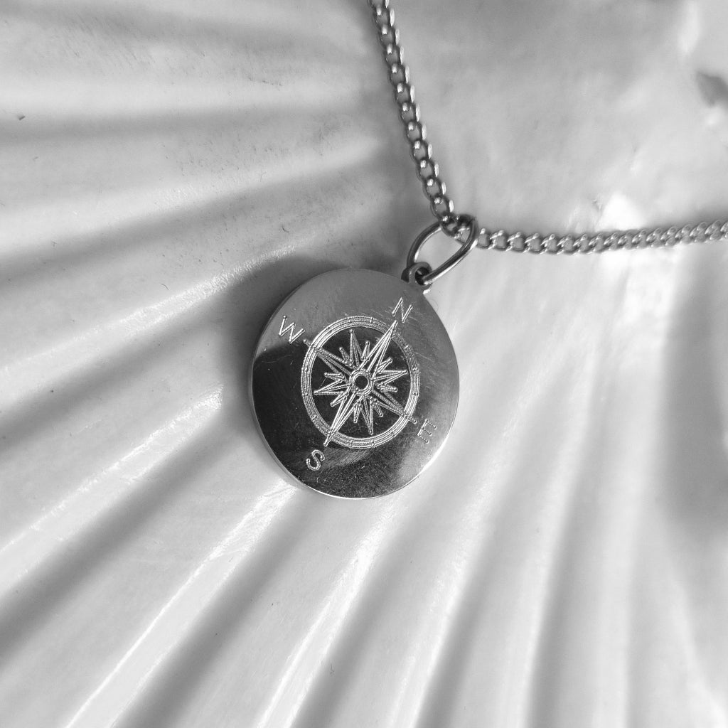 Silberfarbene Kompass Kette aus Edelstahl mit personalisiertem Anhänger
