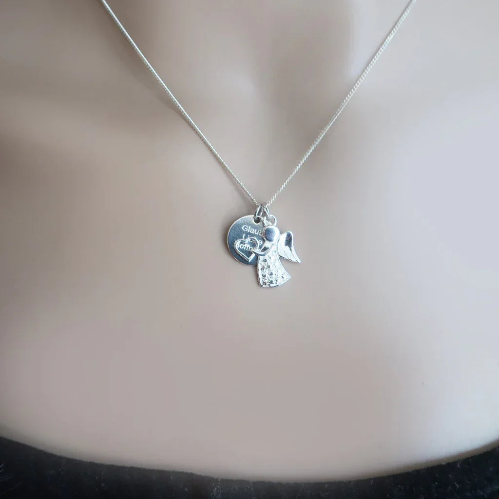 Schutzengel-Anhänger und Gravurplatte am Hals getragen