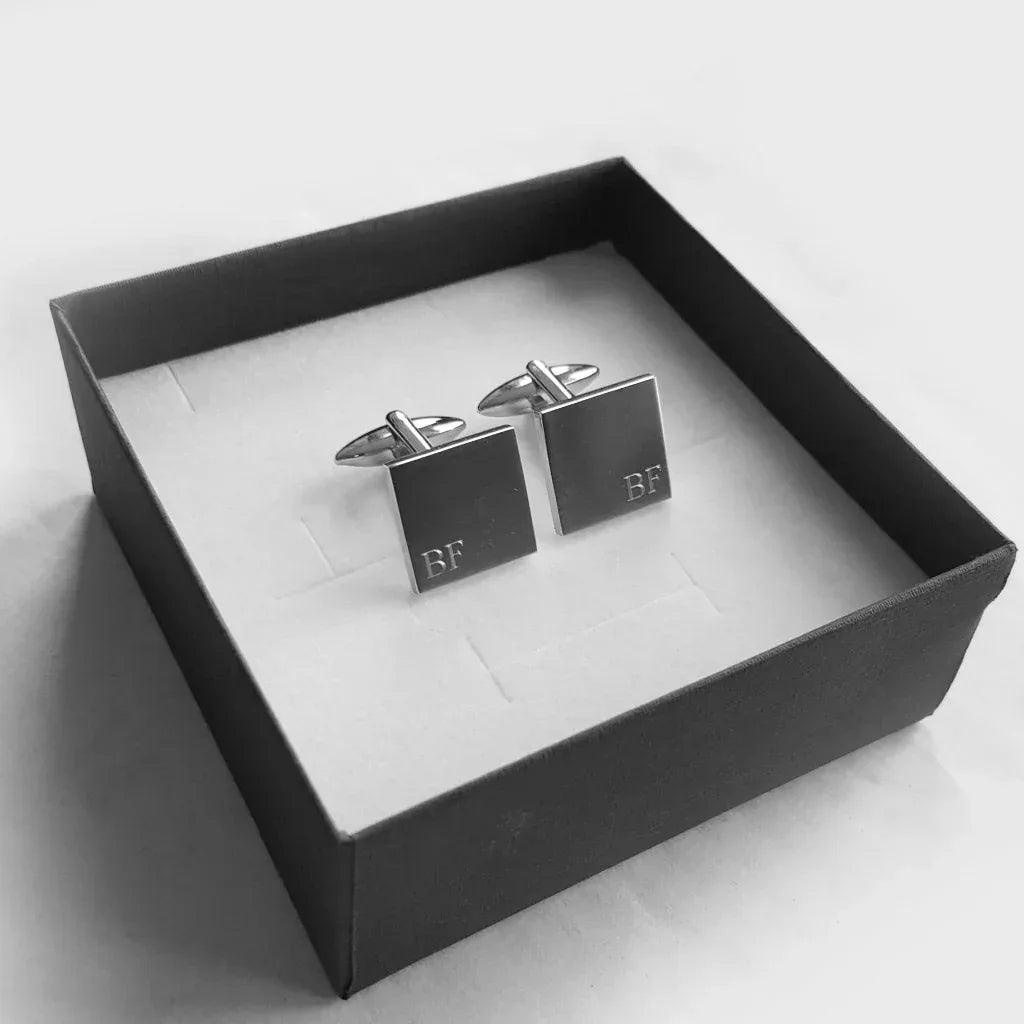 Quadratische matte Manschettenknöpfe aus Edelstahl in einer Geschenkbox