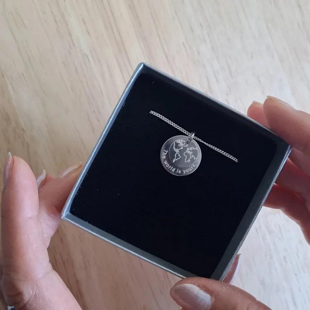 Weltkarten Kette mit persönlicher Gravur in einer eleganten Geschenkbox