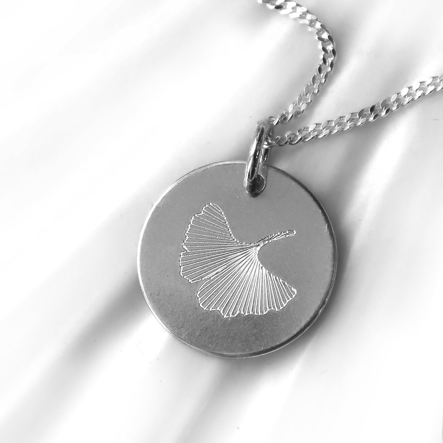Silberkette mit rundem Anhänger, Gingkoblatt Motiv