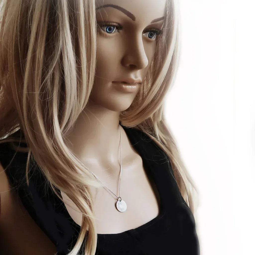 Frau trägt eine Ginkgo Kette in SIlber