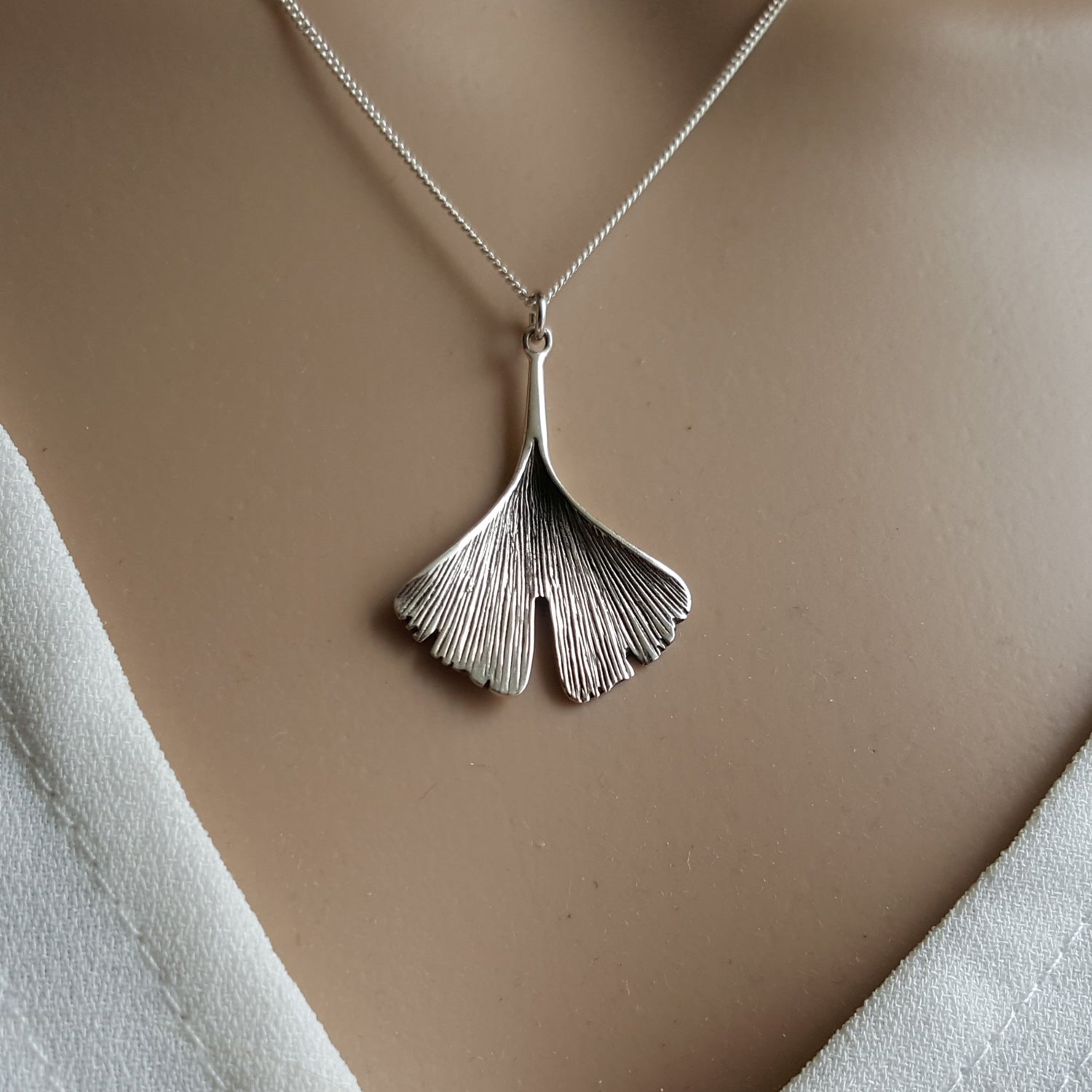 Gingkoblatt Anhänger und Silberkette -Zoom