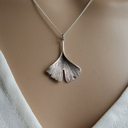 Gingkoblatt Anhänger und Silberkette -Zoom