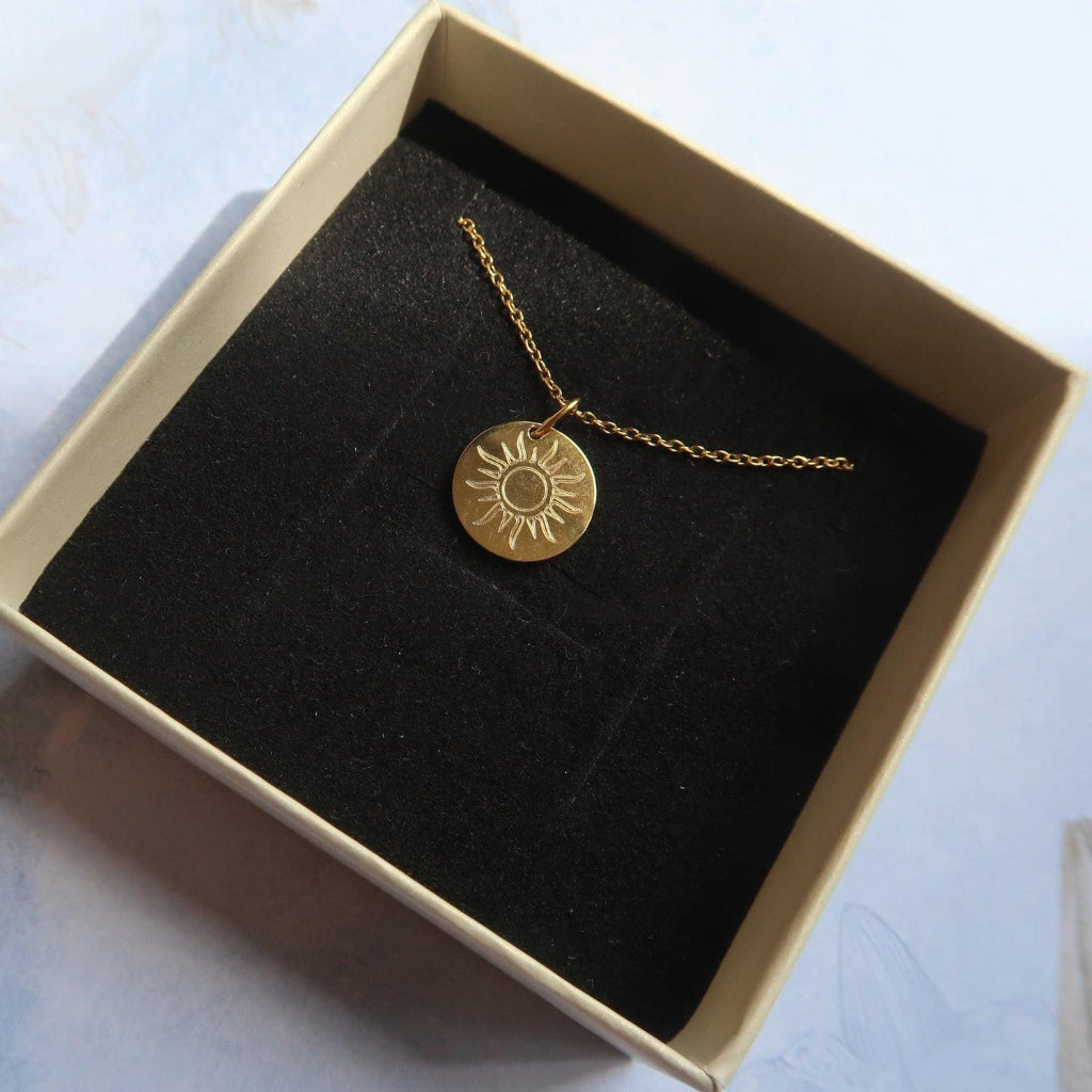 Personalisierte Sonnenkette mit Gravur in einer kleinen Geschenkbox.
