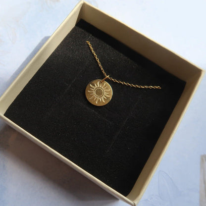 Personalisierte Sonnenkette mit Gravur in einer kleinen Geschenkbox.