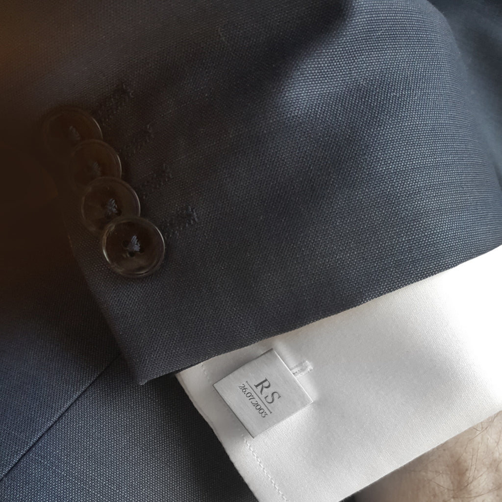 Gravierte Manschettenknöpfe am Hemd mit Anzug