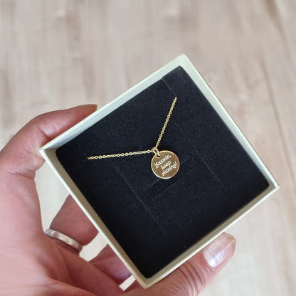 Vergoldete Kette mit rundem Gravuranhänger in einer Geschenkbox