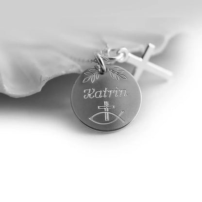 Runde Gravurplatte in SIlber mit Namen (Nahaufnahme)