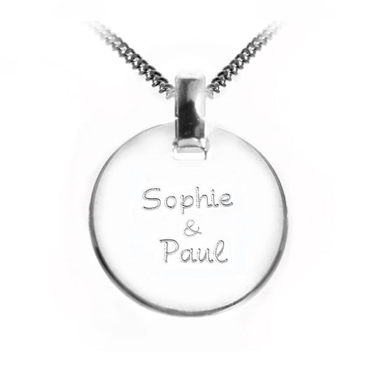 Silberkette und runde Gravurplatte mit Namen versehen.