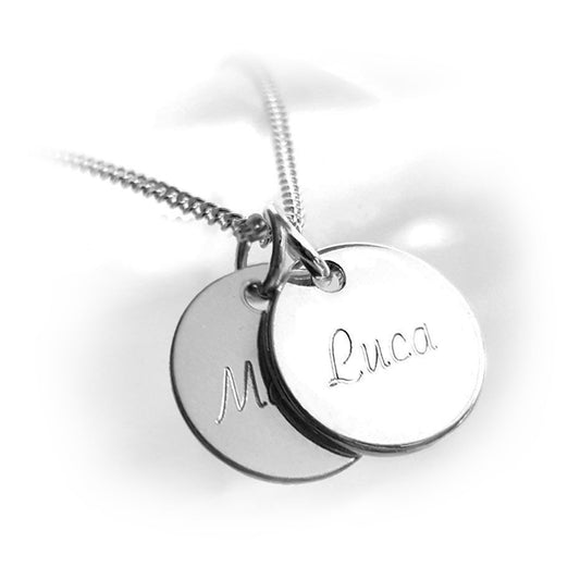 Silberkette mit zwei Plättchen-Anhängern aus 925er Silber, die mit Namen versehen sind. 