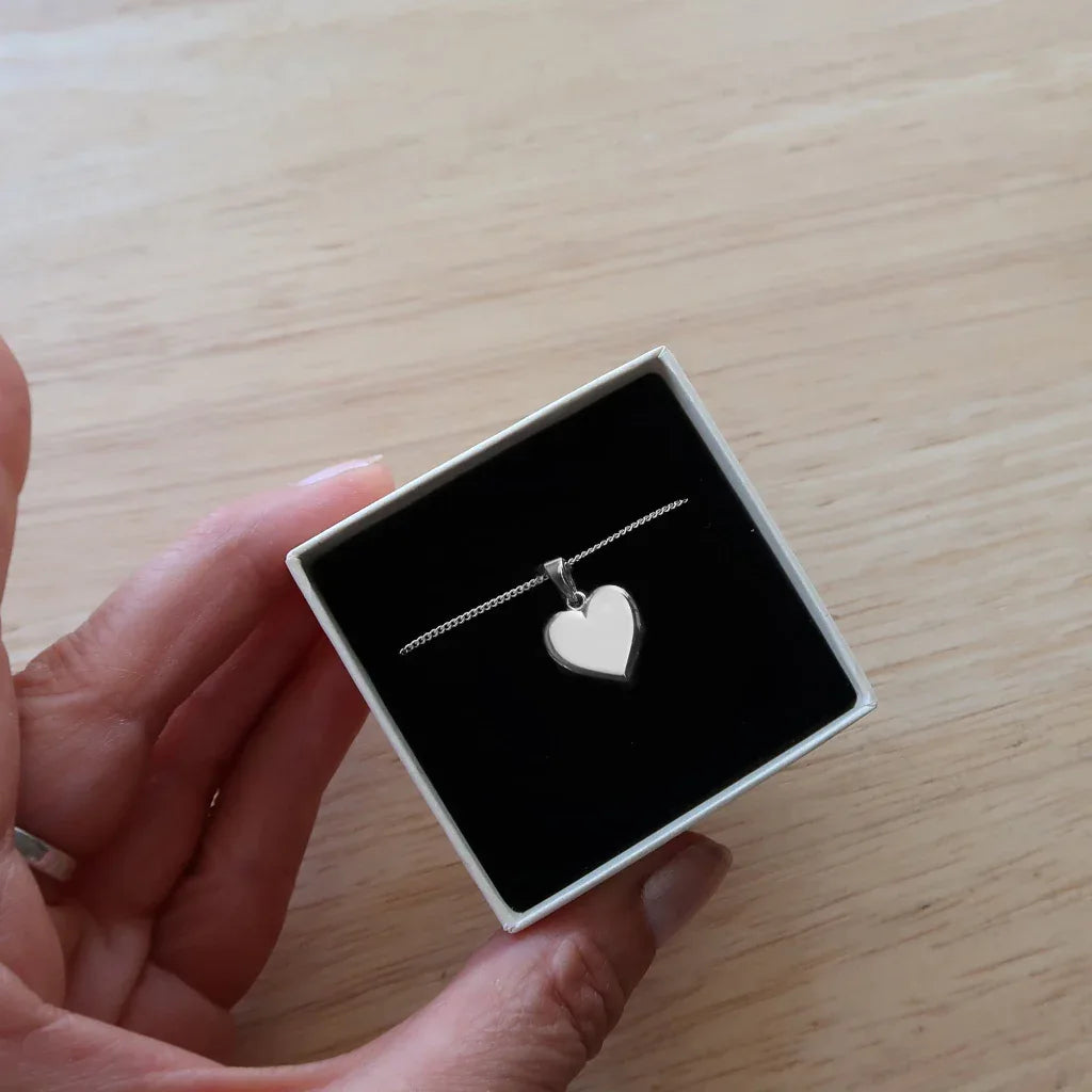 Kette Herz mit Namen Gravur| 925 Silber | Geschenkidee zum Valentinstag - Latigga