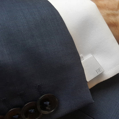 Manschettenknöpfe mit Initialen präsentiert am Hemd