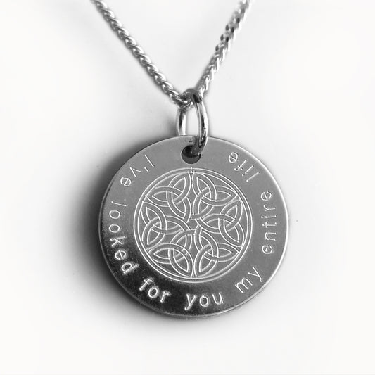 Eine personalisierte Kette mit einem keltischen Knotenmotiv aus 925er Silber für Damen und Herren. Die Gravur wird um das keltische Knotenmotiv herum angebracht.