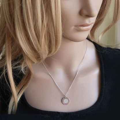 Model trägt eine personalisierte Kette mit keltischem Knoten Anhänger