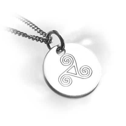 Silberkette mit kleinem, rundem Anhänger und keltischer Spirale (Triskel)