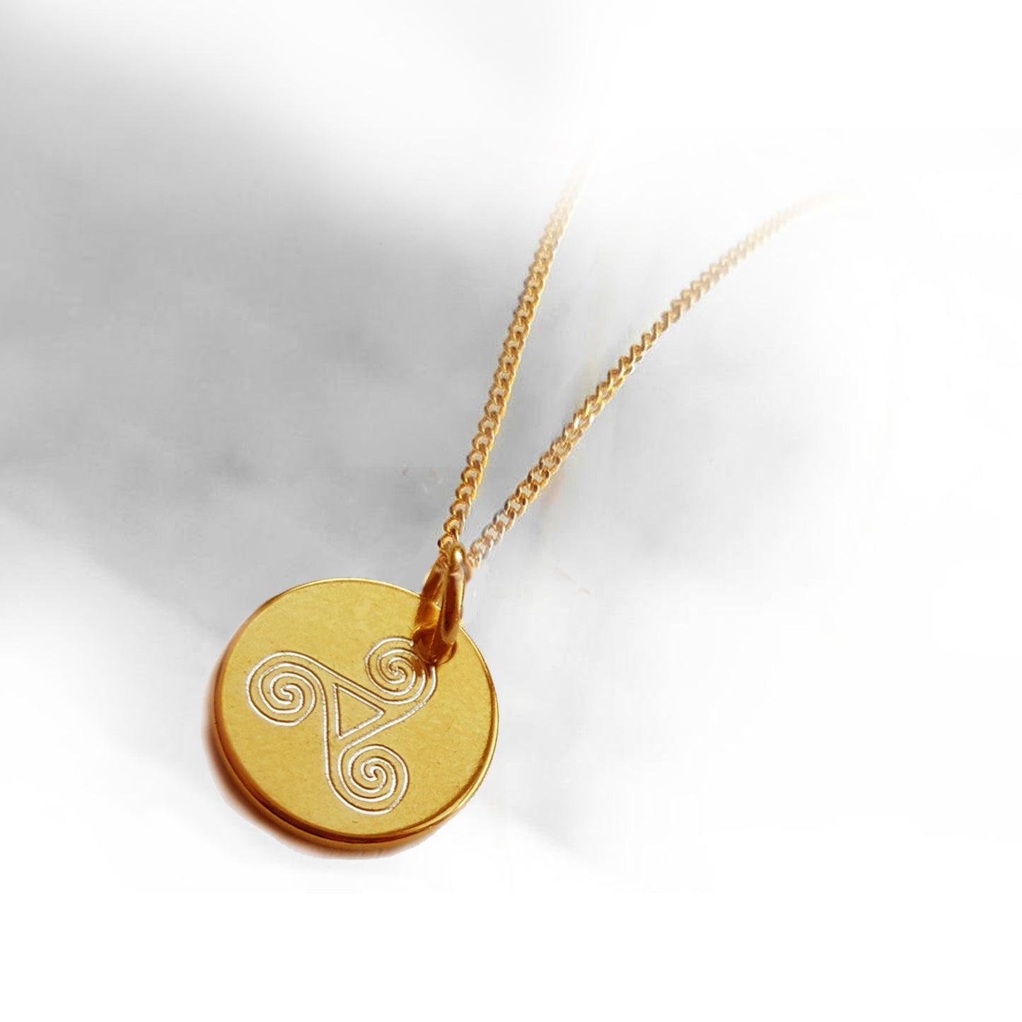 Vergoldete Kette mit rundem Anhänger im keltischen Triskel-Design