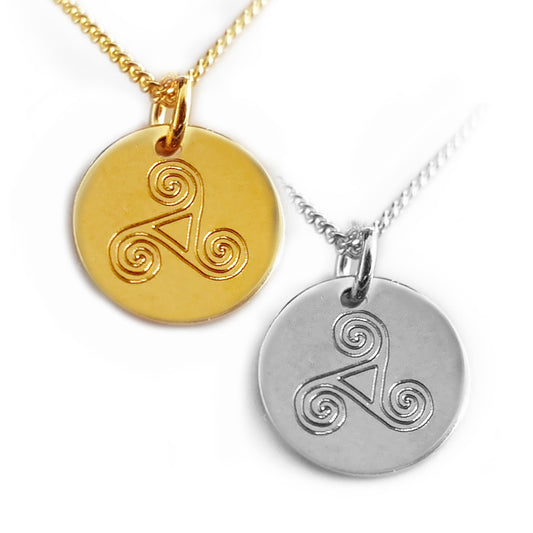Wunderschöne Halskette mit einem keltischen Motiv der Triskele (keltische Spirale). Auf der Rückseite besteht die Möglichkeit, einen persönlichen kurzen Text eingravieren zu lassen.