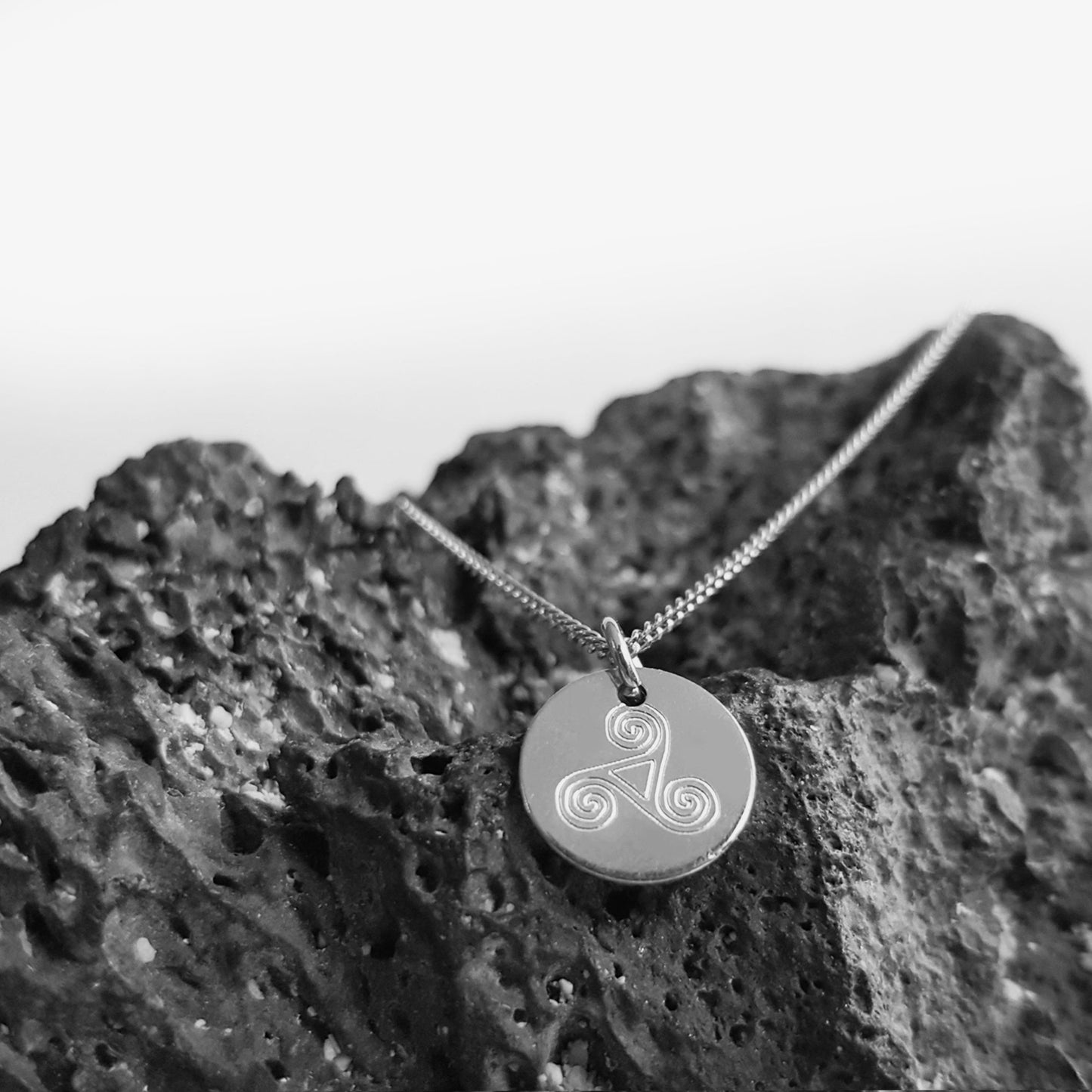 Silberkette mit rundem Anhänger und keltischer Triskel-Spirale