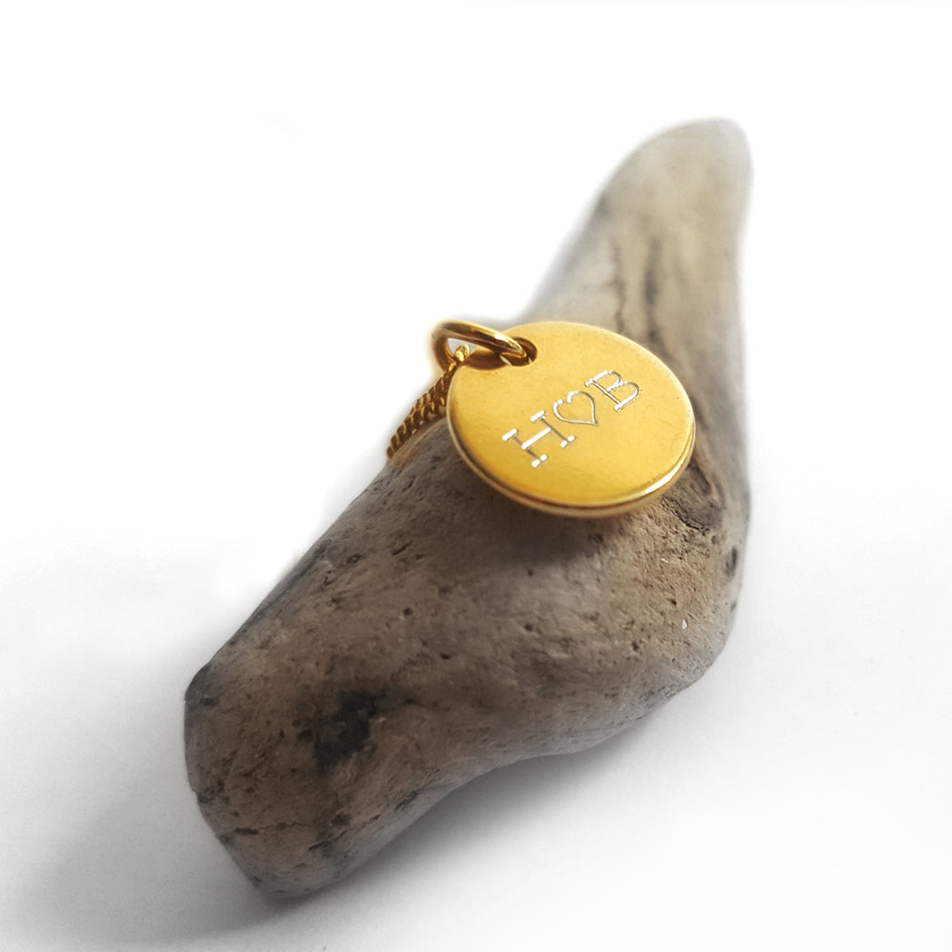 Vergoldete Kette mit Anhänger, personalisiert mit Initialen und Herz