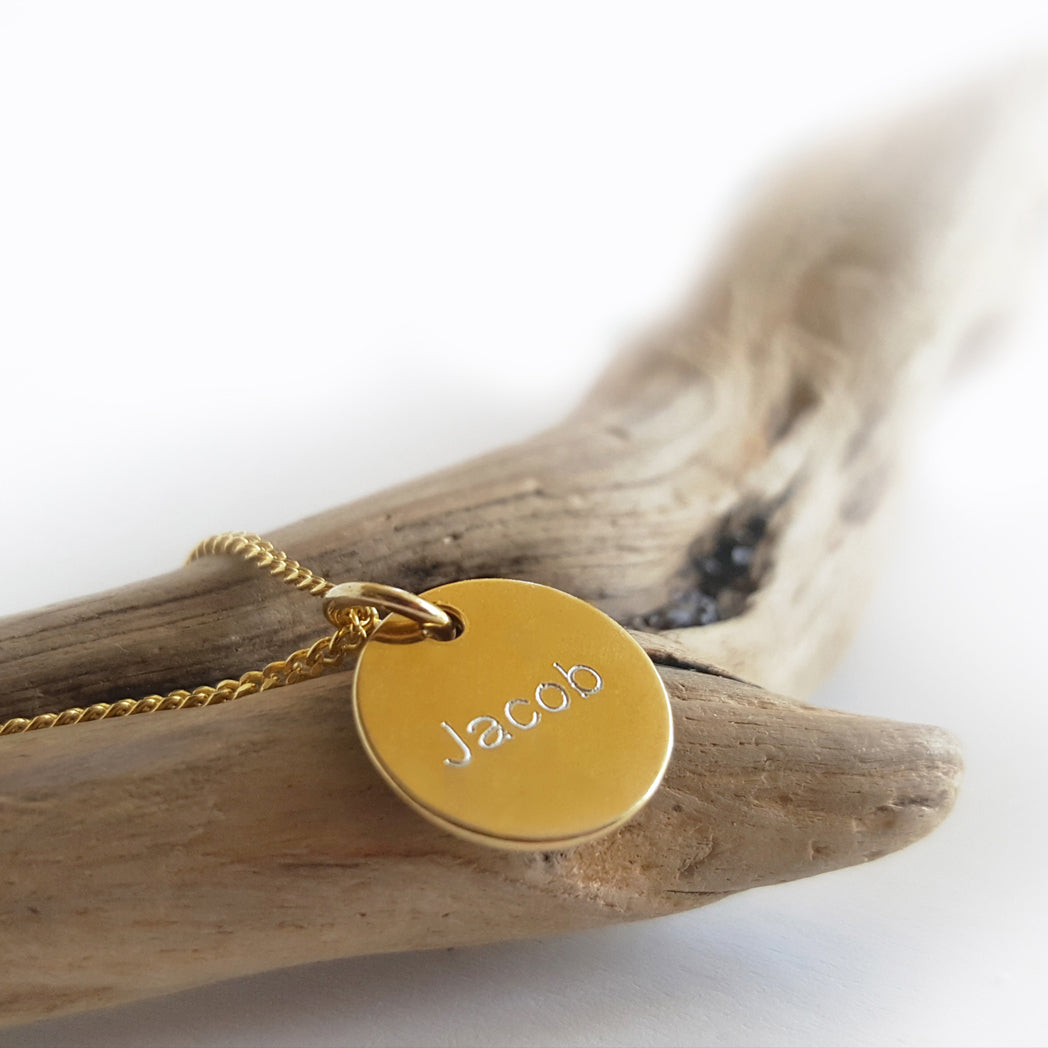Vergoldete Kette mit Anhänger, personalisiert mit Namensgravur
