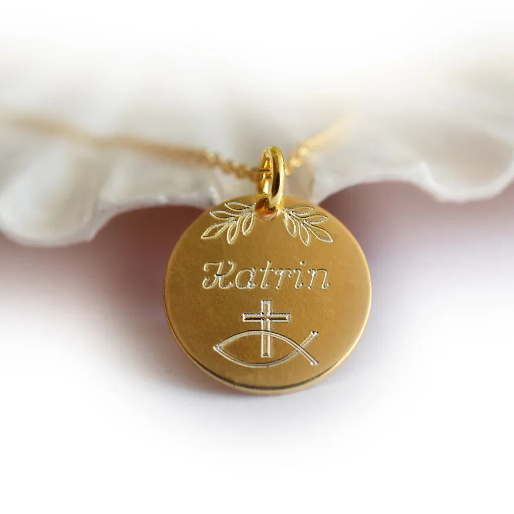 Vergoldete Gravurplatte mit Namen (Nahaufnahme)