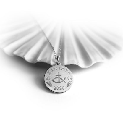 Runder Anhänger mit Gravur und Silberkette
