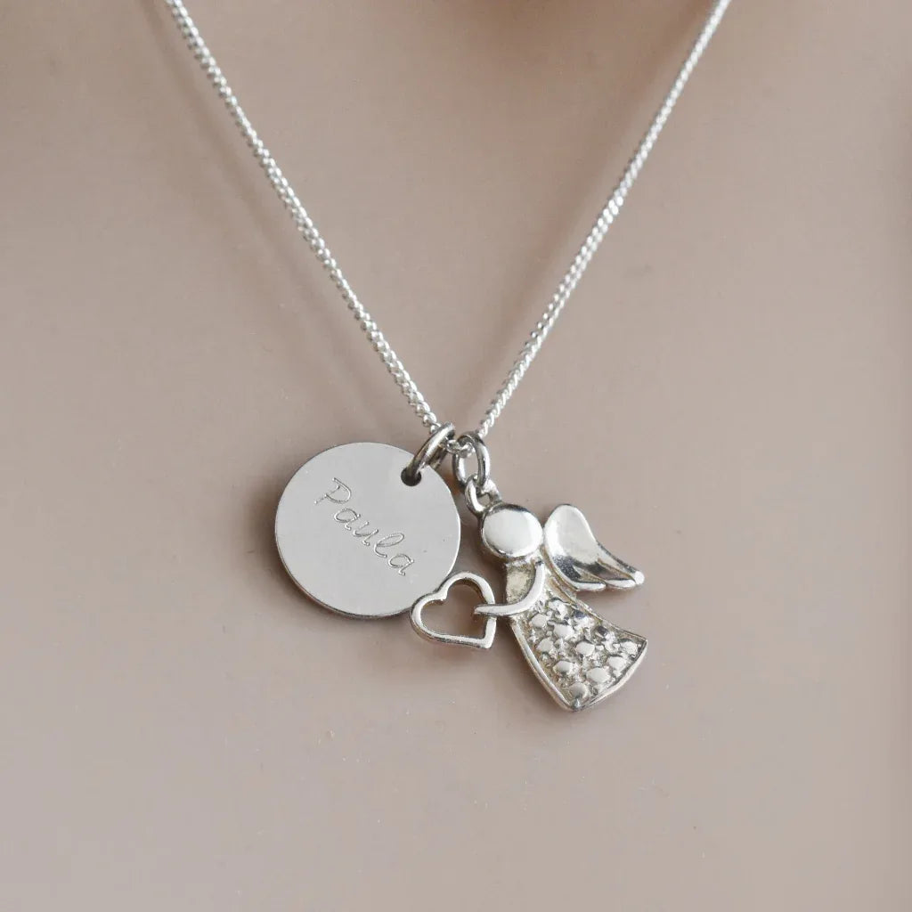 Personalisierte Kinderkette im Alltag getragen