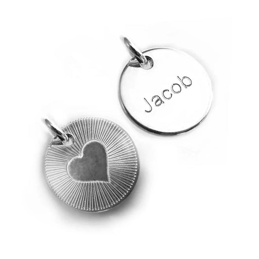 Gravierter Herz Anhänger aus Silber – kleines Valentinstagsgeschenk für Damen - Latigga