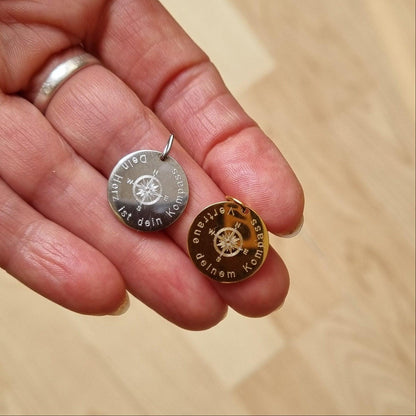 Zwei gravierte Kompass Anhänger in Gold und Silber mit Kompassmotiv und individueller Gravur