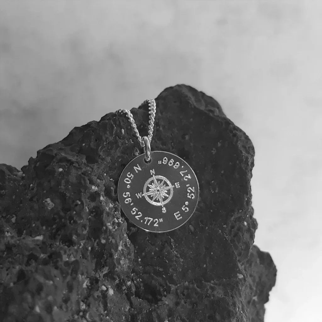 Personalisierte Kompass Kette aus 925 Silber – Anhänger mit Gravur, Koordinaten & Zitaten - Latigga