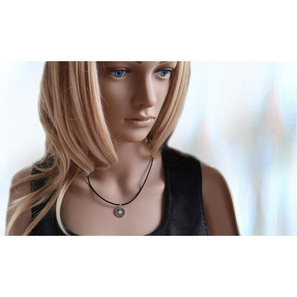 Lederbandkette mit Kompass Anhänger, getragen von einer Frau.