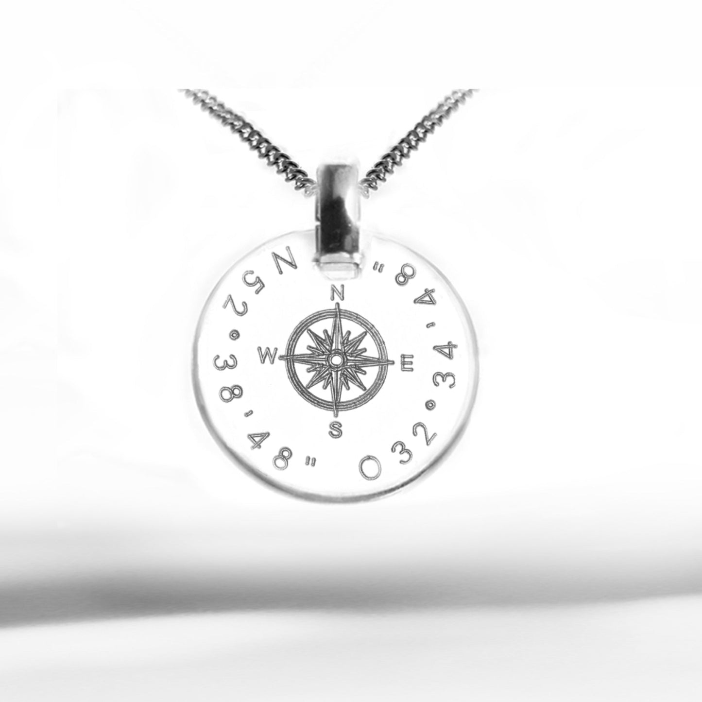 Runder Kompass Anhänger mit gravierten Koordinaten an einer Silberkette