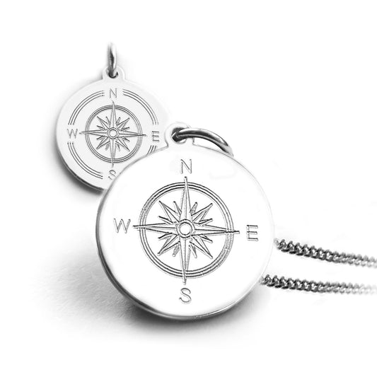 Personalisierbare Kompass-Kette mit rundem Silberanhänger. Auf dem Bild sind zwei Design-Beispiele zur Auswahl zu sehen.