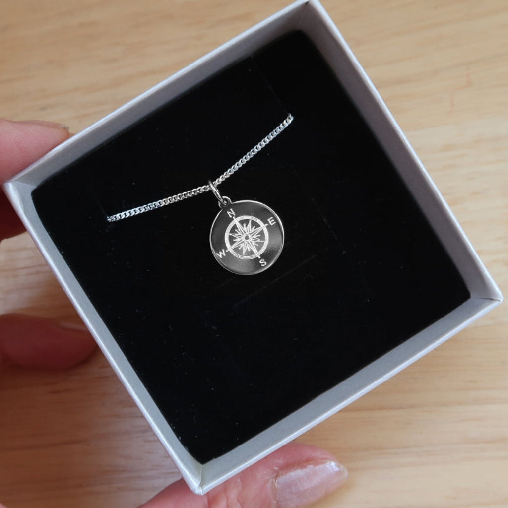 Kompass kette in einer Geschenkbox